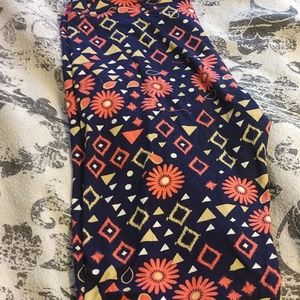 Os Navy background Daisy print lularoe leggings